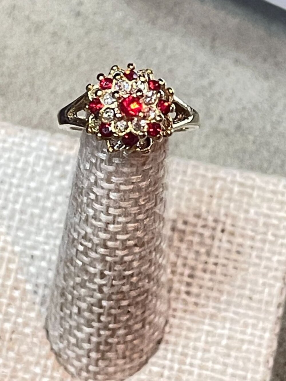 Vintage 70s Gold Tone Ruby Red Rhinestone Starburst Flower Cluster Ring Size 4.5